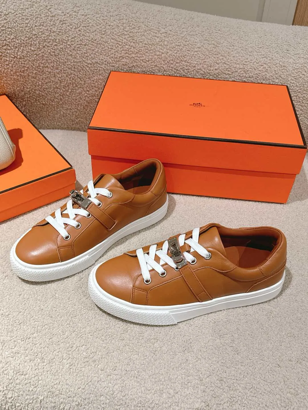 👟👟Ex-factory price 600👟👟Hermes top version couple model Epsom calfskin and calfskin loafer style lace-up sneakers, with functional rose gold-plated Kelly shoe buckles. Create a stylish urban look. Fabric: Specific cowhide/canvas material Lining: Sheepskin lining Outsole: Original molded TPU outsole Size: 35-45
